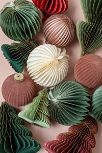 Plastikfreie Christbaumkugeln aus gefaltetem Papier