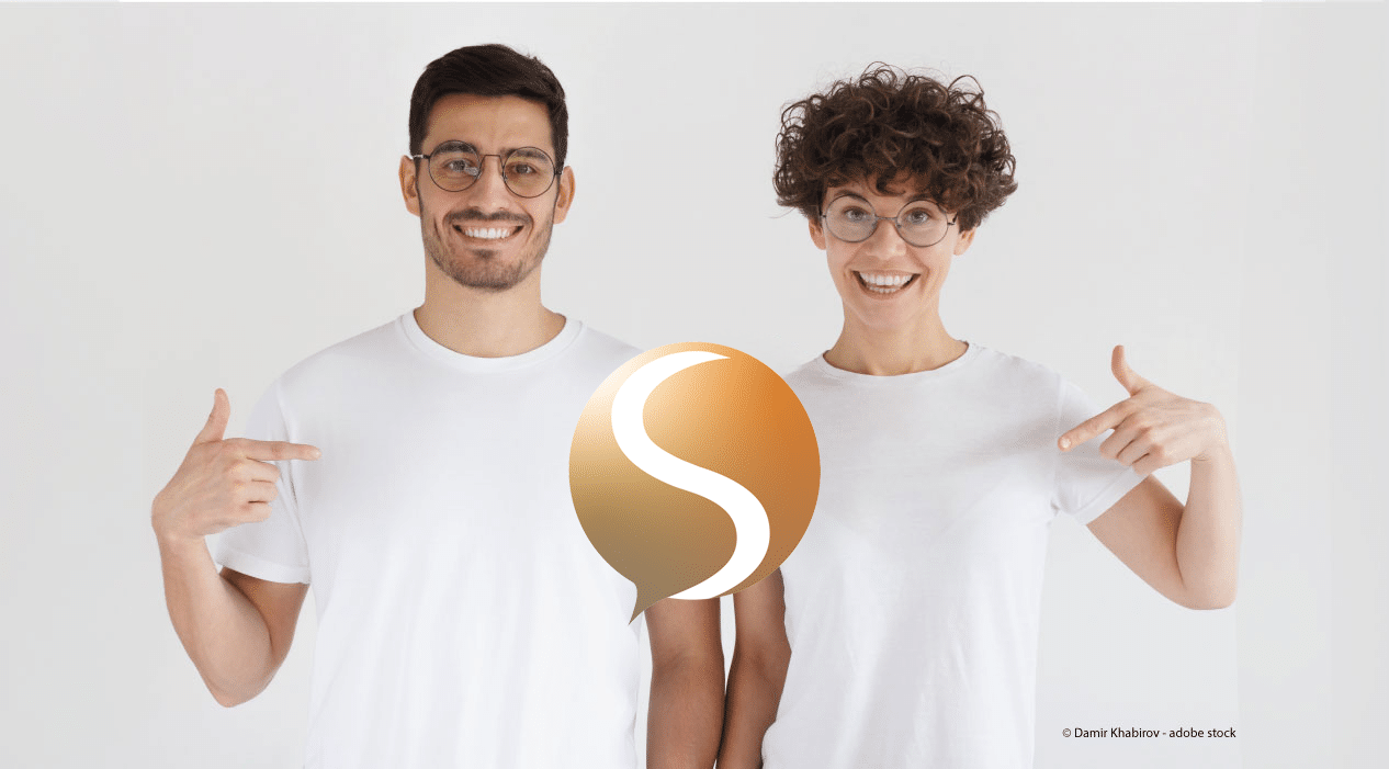 SPIDI Trainer + Trainerin zeigen auf SPIDI Logo